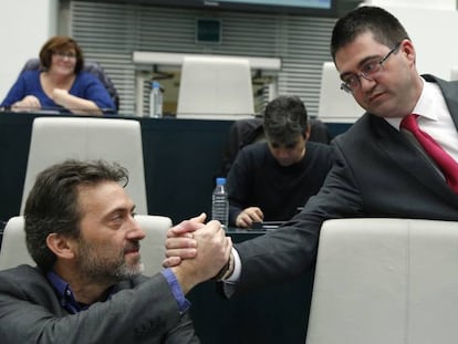 Los ediles de IU Mauricio Valiente y Carlos S&aacute;nchez Mato, en el pleno de Madrid. 