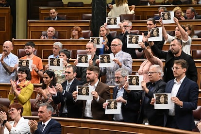 Varios diputados muestran en el Congreso de los Diputados la foto de Aurora Picornell, represaliada por el franquismo, este martes, en protesta por la acción del presidente del Parlamento balear. 