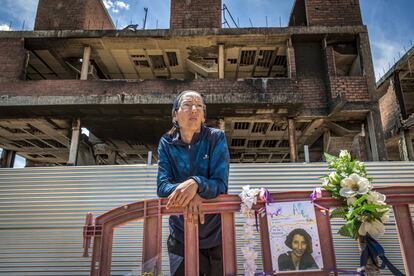 Las llamas se cobraron la vida de Rossana Venturini, una mujer italiana de 59 años que trabajaba para un grupo hotelero y vivía en el edificio ocupado. Para algunos, el incendio de Es Viver solo ha adelantado la bomba de relojería en que se convierte la vivienda en Ibiza cada verano. En la foto, Ada, otra de las vecinas del bloque de viviendas okupas incendiado, posa junto a una ofrenda a la mujer fallecida. Esta barcelonesa de 40 años, que llegó a Ibiza en 2004, pasó de un estudio que pagaba con un sueldo de cajera a ocupar una obra abandonada. El día del incendio se refugió en la azotea y la Red se ha llenado en los últimos días de imágenes de su rescate en helicóptero. Ahora gana 1.000 euros al mes en los servicios municipales de limpieza, pero en invierno, explica, solo trabaja fines de semana y cobra 300 euros.