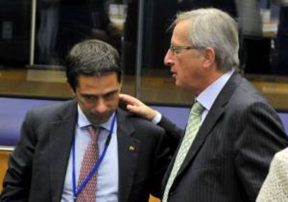 El presidente del Eurogrupo, Jean-Claude Juncker (d), conversa con el ministro de Finanzas portugués, Vitor Gaspar, antes de la reunión de los ministros de Finanzas de la eurozona en la sede de la Unión Europea en Luxemburgo.