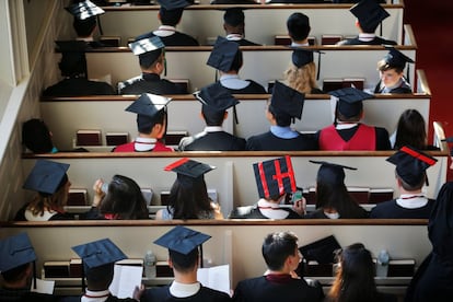 Estudiantes durante la ceremonia de graduación número 365 de la Universidad de Harvard en Cambridge, Massachusetts (Estados Unidos).