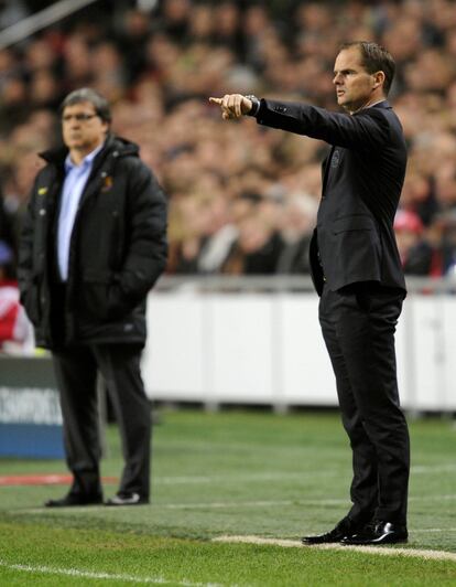 Martino y De Boer dan instrucciones en la banda.