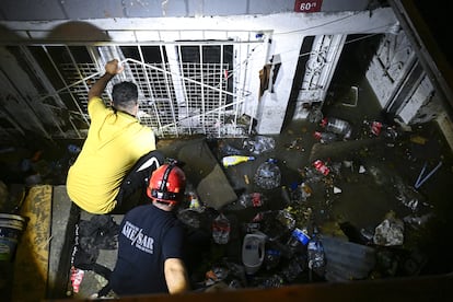 Trabajadores municipales de Kucukcekmece, Estambul, intentan acceder a un edificio inundado tras las fuertes lluvias registradas en la madrugada del martes al miércoles. 