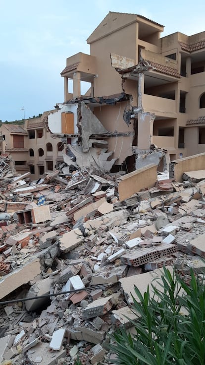 El siniestro, cuyas causas se desconocen por el momento, se ha producido a última hora de esta tarde en un edificio de unos 20 apartamentos ubicado en la urbanización Font Nova de Peñíscola, alejada del casco urbano y que ha quedado bastante afectada.