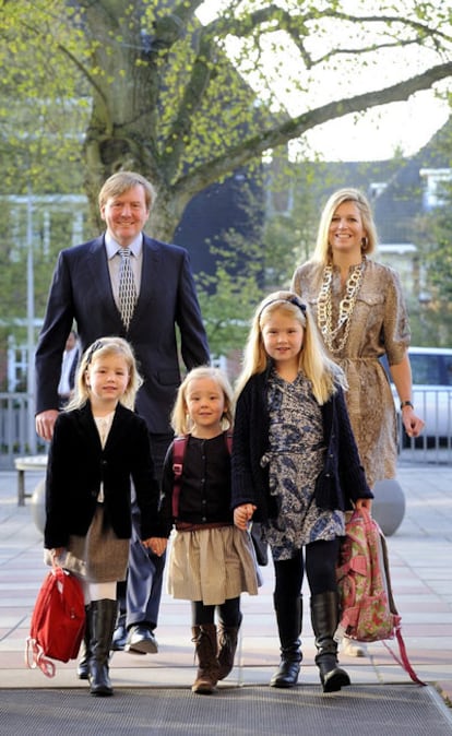 El príncipe Guillermo de Holanda y su esposa, Máxima, acompañanan a su hija pequeña, Ariane (centro) en su primer día de escuela, el 11 de abril. Junto a la pequeña, de cuatro años, sus hermanas, Catalina Amalia, de siete años (derecha), y Alexia, de cinco (izquierda).