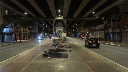 Pessoas em situação de rua na cidade de São Paulo, na madrugada de sexta-feira, 30 de julho, uma das noites mais frias da história recente.