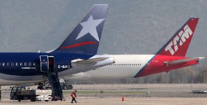 Aviões das linhas aéreas Tam e Lan, em Santiago do Chile.