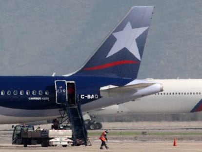 Aviones de las aerolíneas Tam y Lan en Santiago de Chile.