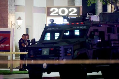 Oficiales de la policía en el lugar en donde se registró un tiroteo este miércoles en Orange, California.