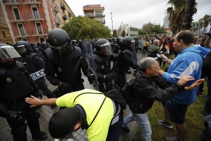 Càrregues policials en un col·legi electoral l'1-O.