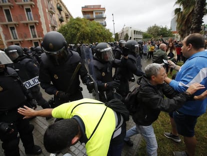 Cargas policiales en un colegio electoral el 1-O.