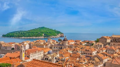 Vista del casco antiguo de Dubrovnik, en Croacia, con la isla de Lokrum y el mar Adriático de fondo.