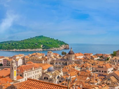 Vista del casco antiguo de Dubrovnik, en Croacia, con la isla de Lokrum y el mar Adriático de fondo.