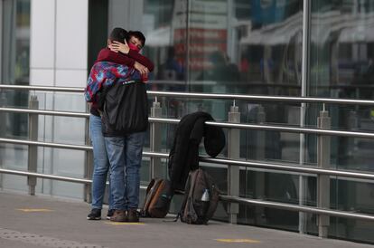 Derecho a la intimidad: una pareja se abraza en Bogotá