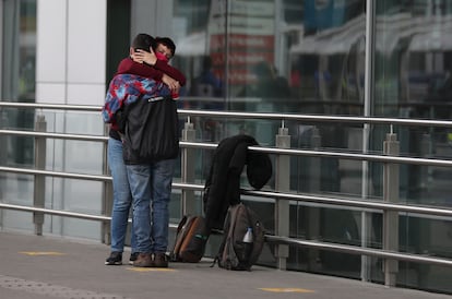 Derecho a la intimidad: una pareja se abraza en Bogotá