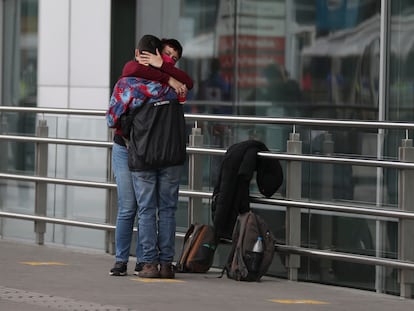 Una pareja se abraza en Bogotá, en 2020.