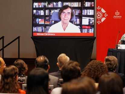 El poeta y ensayista rumano Mircea Cartarescu participa de manera virtual en una conferencia de prensa, en Guadalajara (México), en septiembre de 2022.