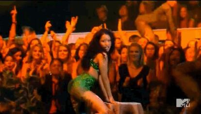 Nicki Minaj moviendo la Anaconda durante la gala de los VMA-MTV