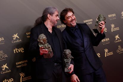 Fernando León de Aranoa y Javier Bardem, con tres de los Goya de 'El buen patrón' .