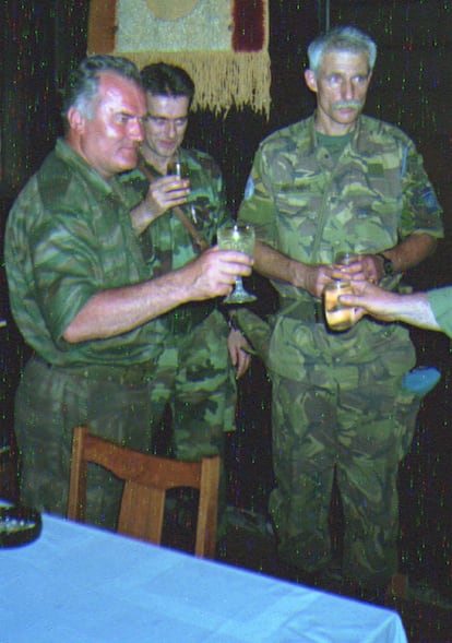 El comandante del ejército serbobosnio, Ratko Mladic, brinda con el comandante de los cascos azules holandeses, Tom Karremans, en la ciudad de Potocari, en agosto de 1995, después de que los rebeldes tomaran el control sobre el enclave de Srebrenica, a cinco kilómetros de distancia.