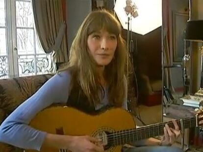 Carla Bruni durante un momento de la entrevista de Francetvinfo.