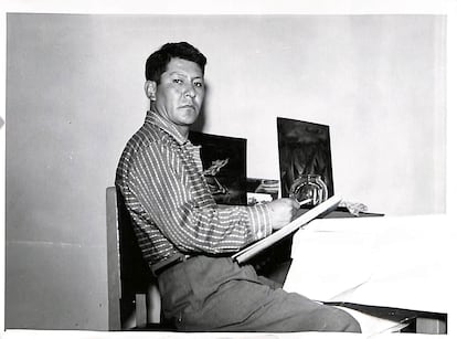 Miguel Alandia, retratado en su estudio en una fotografía sin datar.