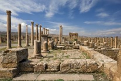 Ruinas de la colonia romana de Timgad, en Argelia, con el arco de Trajano al fondo.