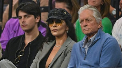 Catherine Zeta-Jones y Michael Douglas (a la derecha) con su hijo, Dylan Michael Douglas.