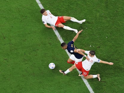 Kylian Mbappe durante una jugada contra Zielinski en el partido entre Francia y Polonia en el estadio Al Thumama el pasado domingo.