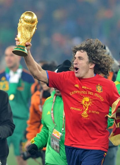 Carles Puyol alza el trofeo del Mundial conquistado en Sudáfrica.