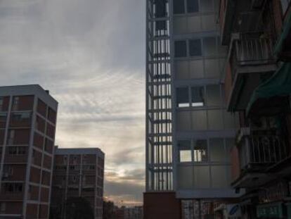 Ascensor en la fachada en un edificio en La Elipa (Madrid).