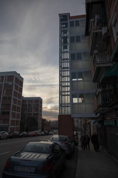 Ascensor en la fachada en un edificio en La Elipa (Madrid).