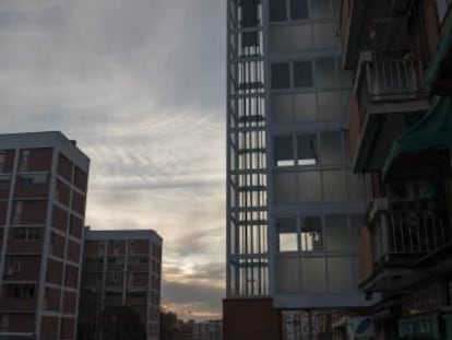 Ascensor en la fachada en un edificio en La Elipa (Madrid).