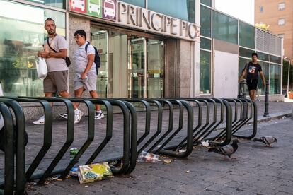 Salida de la boca de metro de Príncipe Pío con restos de basura por el suelo.