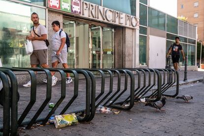 Salida de la boca de metro de Príncipe Pío con restos de basura por el suelo.
