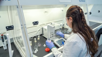 Una investigadora en el complejo científico e industrial de Faes Farma en Derio (Bizckaia).