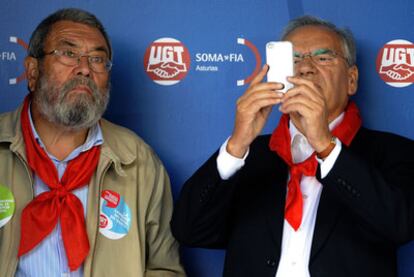 Alfonso Guerra (derecha) y Cándido Méndez, ayer, durante el acto en Rodiezmo.