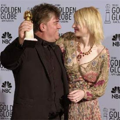 Pedro Almodóvar con Cate Blanchett, tras recibir un Globo de Oro por <i>Hable con ella.</i>