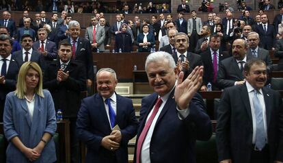 El primer ministro turco, Binali Yildirim, saluda en un encuentro de su partido en el Parlamento.