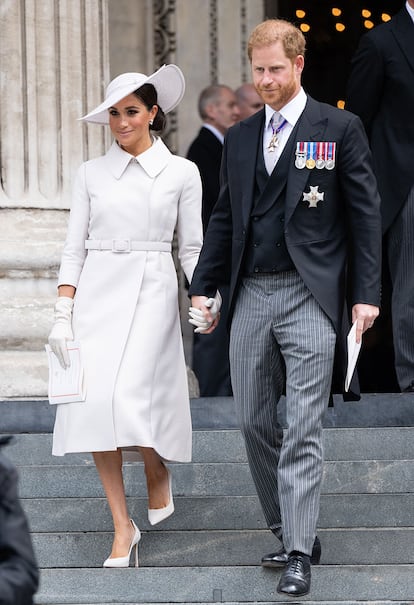 Meghan Markle hizo acto de presencia durante las celebraciones del Jubileo en la misa de Acción de Gracias, celebrada en la Catedral de San Pablo, con un impecable diseño de alta costura de Dior, rompiendo así con la costumbre de la familia real británica de vestir de diseñadores británicos en las grandes ocasiones.