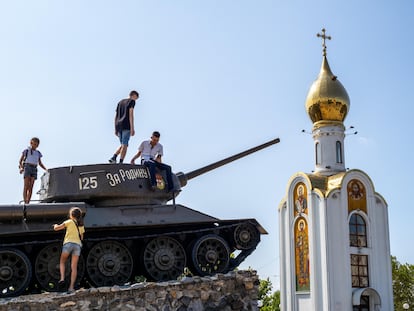 Un tanque parte del monumento Memorial de la Gloria en Tiraspol, Moldavia.