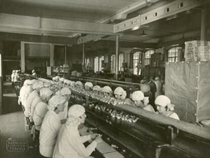 Obreras en el laboratorio de Perugina, en los años veinte. De pequeña fábrica de peladillas, Perugina se convirtió en una verdadera industria alimentar después de la Primera Guerra Mundial, con la producción de caramelos, chocolate y cacao en polvo.