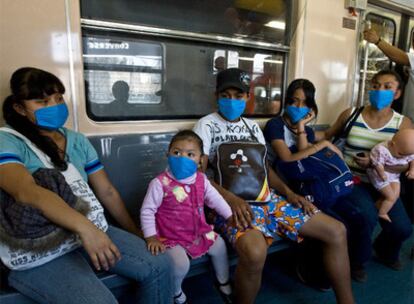 La vida en la capital se ha visto perturbada por el miedo al contagio de la gripe porcina.