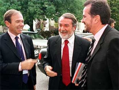 Mayor Oreja, entre el coordinador de Organización, Pío García Escudero (izda.), y el presidente del PP en el País Vasco, Carlos Iturgaiz, (dcha.) antes de la reunión.