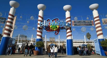 Acceso principal de Isla Mágica.