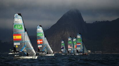 Tamara Echegoyen y Berta Betanzos en el inicio de la Medal Race.