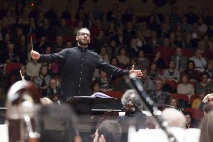 El director de la Sinfónica, Dima Slobodeniouk, durante un concierto.