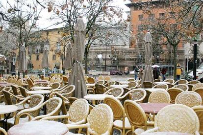 No recordaban un temporal de esta crudeza desde hace 18 años. En Palma de Mallorca, un lugar donde el sol y las cálidas temperaturas atraen durante todo el año a miles de turistas, la nieve ha obligado a muchos comercios a echar el cierre temporal. Baleares es una de las comunidades más afectadas por la ola de frío.