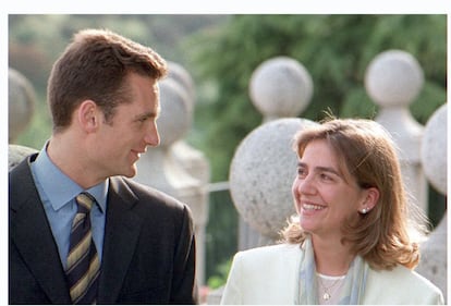 Iñaki Urdangarin y la infanta Cristina, en los jardines del Palacio de la Zarzuela donde tuvo lugar el anuncio oficial de su compromiso, el 3 de mayo de 1997.