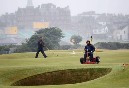 Los 'greenkeepers' se afanan por dejar el campo en las mejores condiciones. A pesar de seguir siendo garantes de las mejores tradiciones del golf, los organizadores del torneo han tenido que admitir nuevas formas de cuidar los campos. La naturaleza es sabia y los conejos, hasta hace unos años auténticos empleados de mantenimiento, hacían su trabajo, pero no es suficiente para los nuevos tiempos.